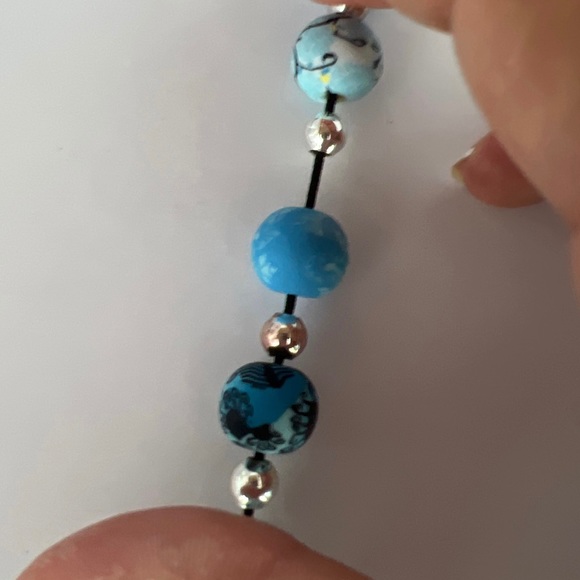 Blue beaded polymer clay stretch necklace - Picture 4 of 4